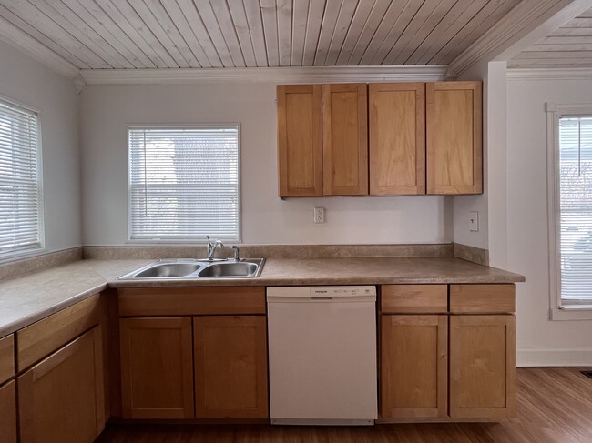 Kitchen - 943 Woodmere Ave