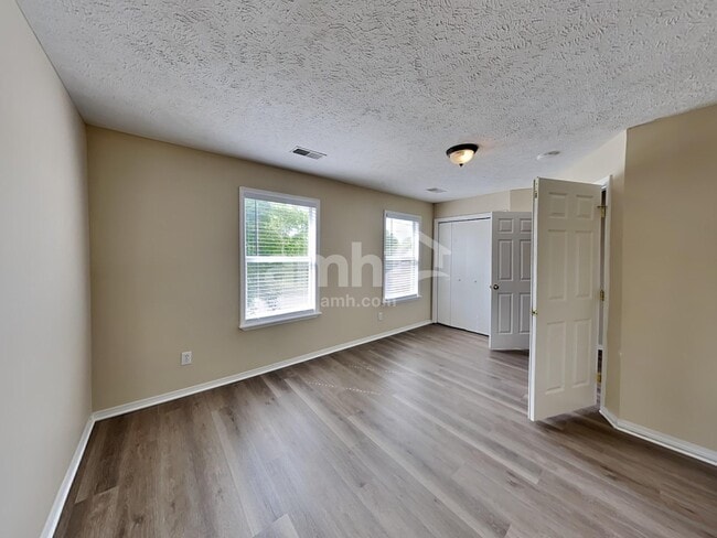 Building Photo - 2793 Sutherland Dr