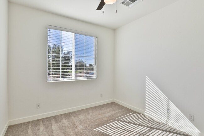 Building Photo - 548 E Vail Ln