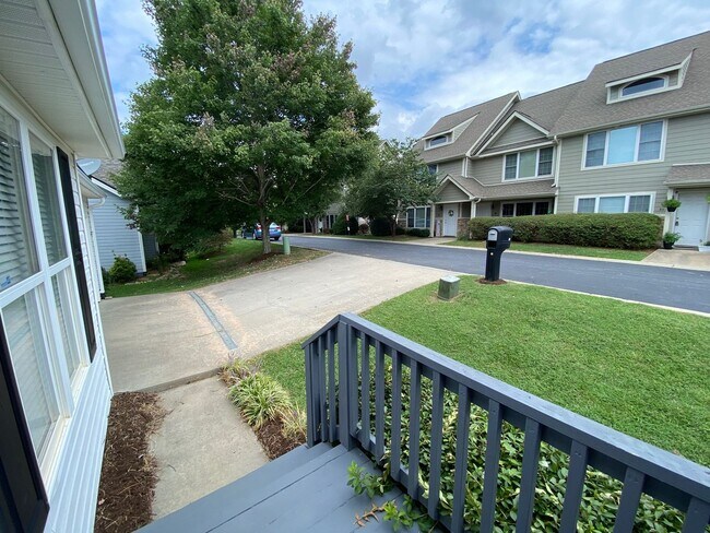 Building Photo - West AVL - Spacious Home in Scenic Bluff Subdivision