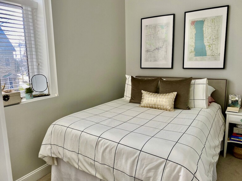 queen bed - 77 Van Dam St