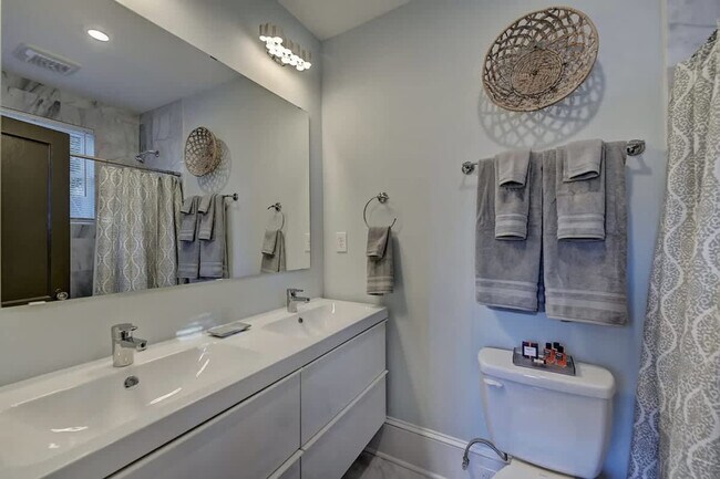 Building Photo - 518 Lamar Ave