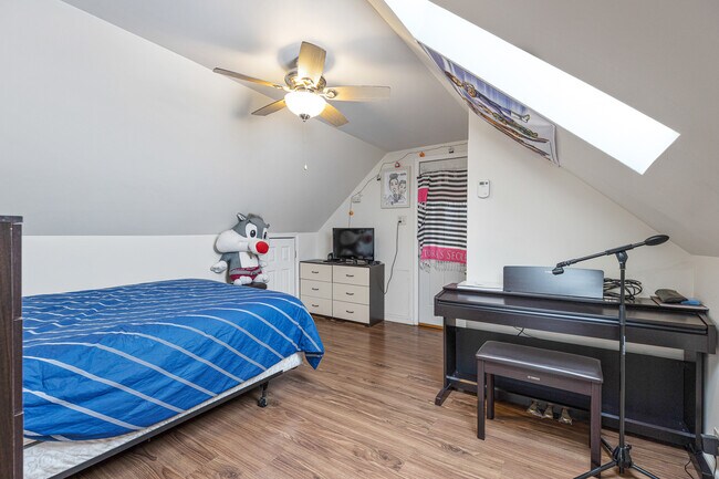 Building Photo - 2135 N Menard Ave