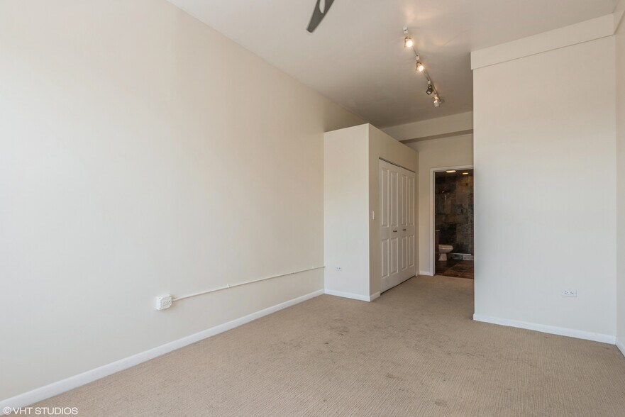 Building Photo - 1225 W Morse Ave