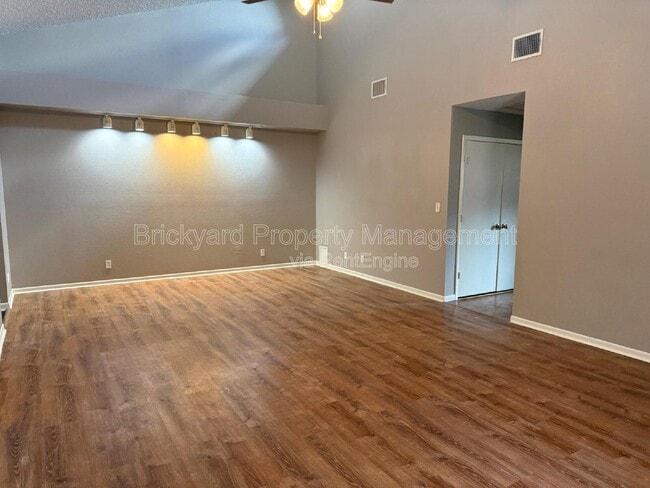 Building Photo - 3007 Monroe St