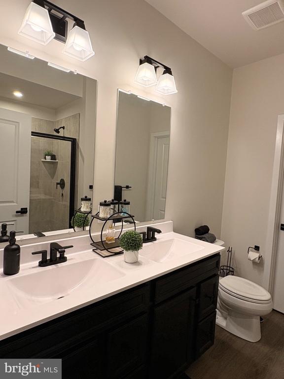 Building Photo - 736 Watts St