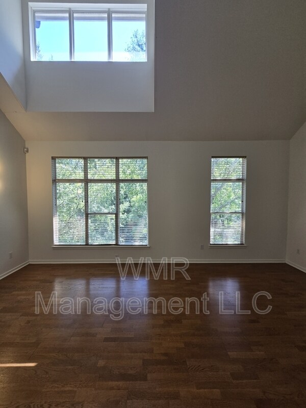 Building Photo - 2125 Southend Dr