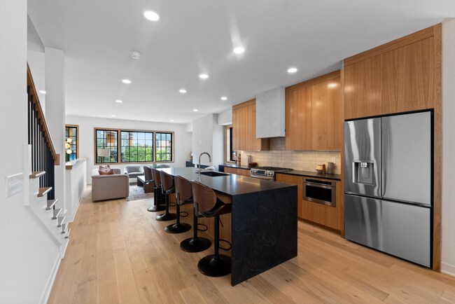 Building Photo - 537 E 19th St