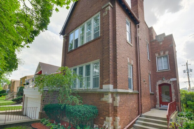 Building Photo - 10508 S Claremont Ave