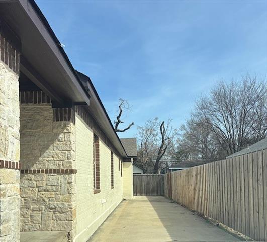 Building Photo - 704 S Clinton Ave