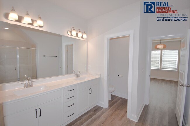 Building Photo - Gorgeous 4 bd home with attached garage! Neighborhood Pool!