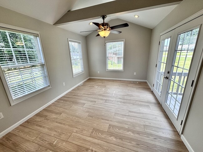 Building Photo - 120 Willow Dr