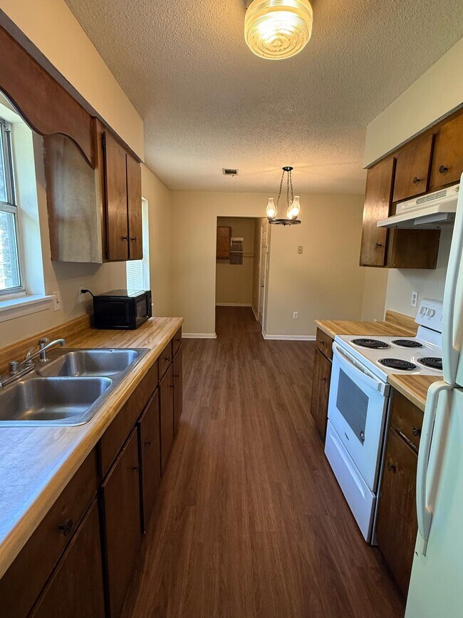 Building Photo - 802 Wildwood Dr