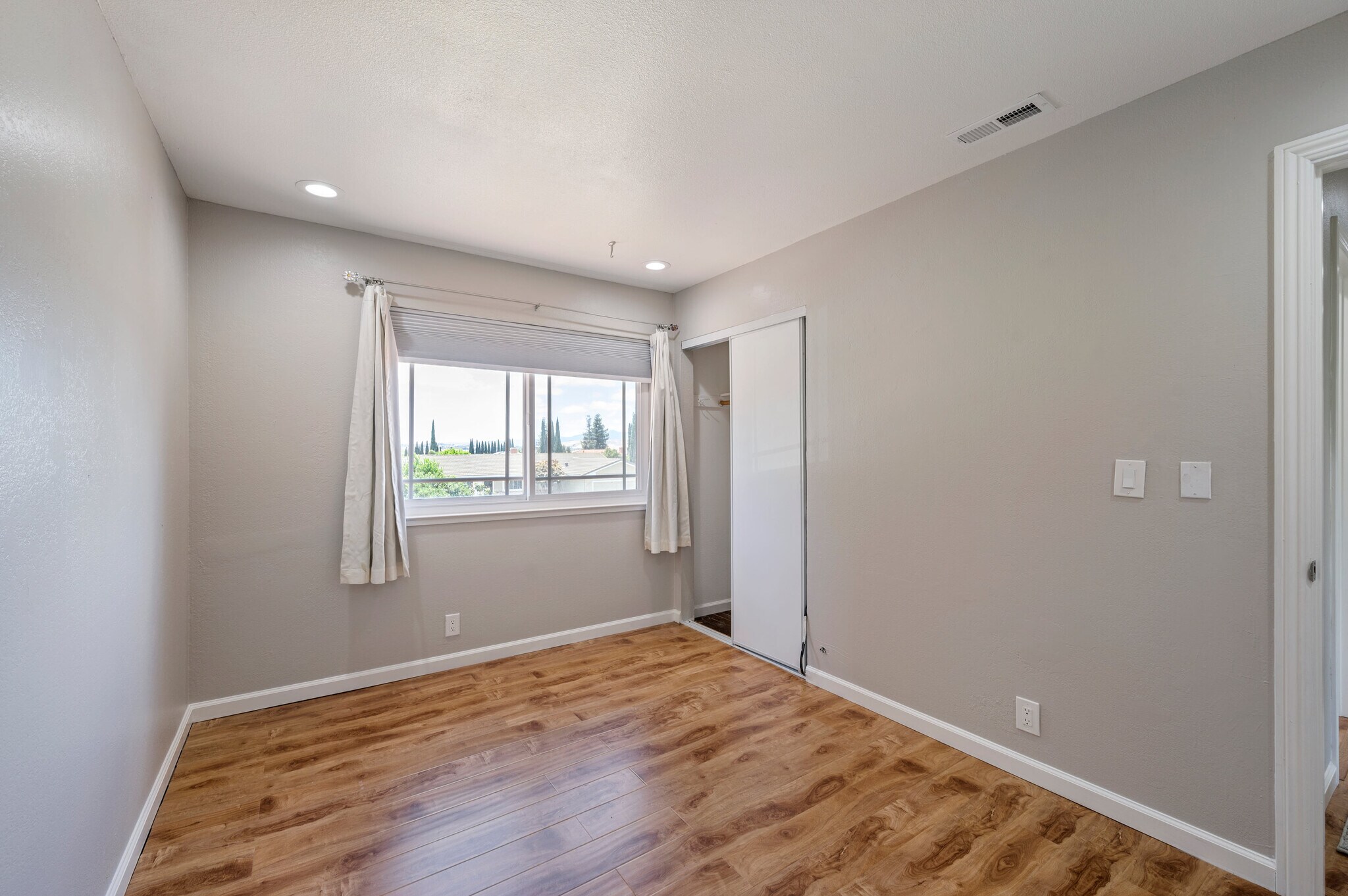 Building Photo - 3661 Slopeview Dr