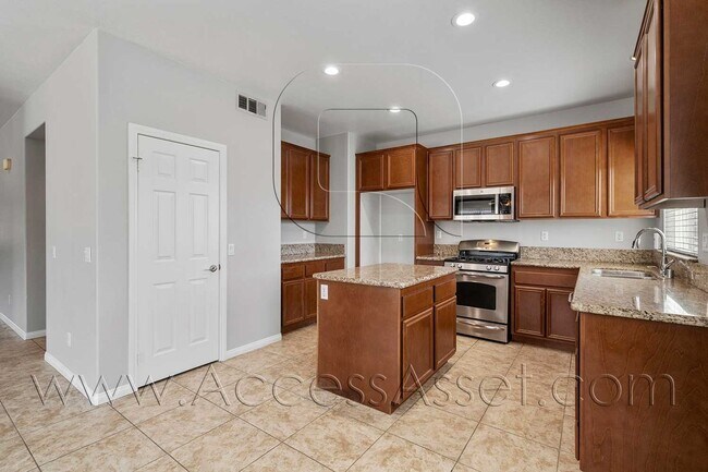 Building Photo - Spacious 4 Bed + Loft Home with 3-Car Garage in Lake Elsinore