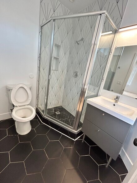 Building Photo - 1334 W 22nd St