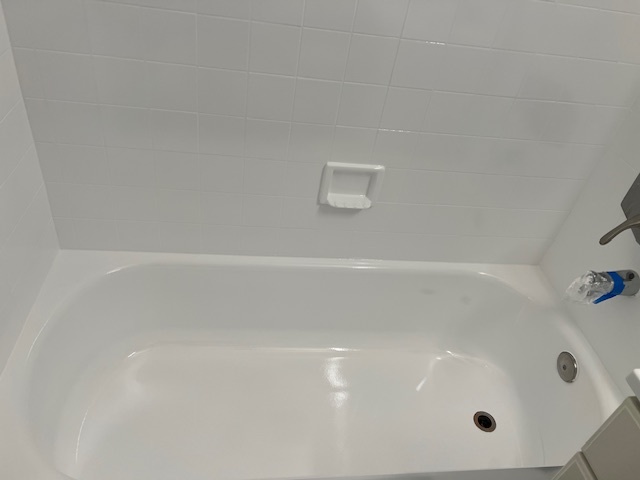 Tub - 811 Centinela Ave