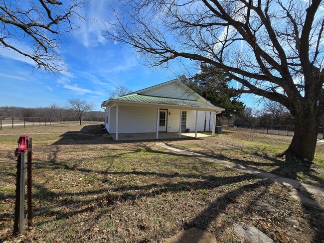 Building Photo - Remodeled 3 bed 2 bath home in Asher!