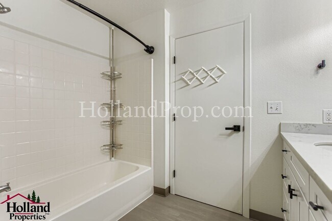 Building Photo - Fantastic 2 Bedrooms Condo in the Heart of...