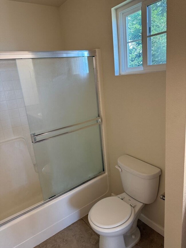 Building Photo - 3-bedroom, 2.5-bathroom townhouse located ...