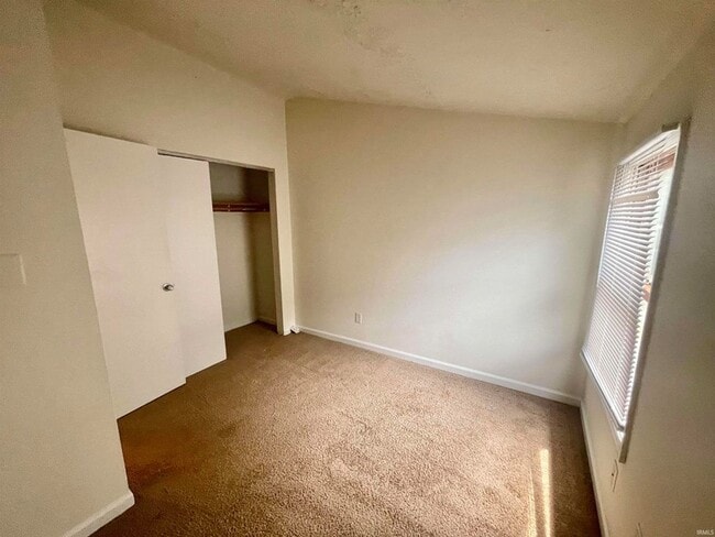 Building Photo - 200 E 2nd St