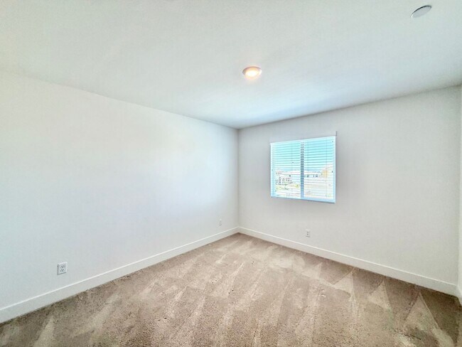 Building Photo - Move-In Ready 5 Bedroom Home with Solar & Large Loft