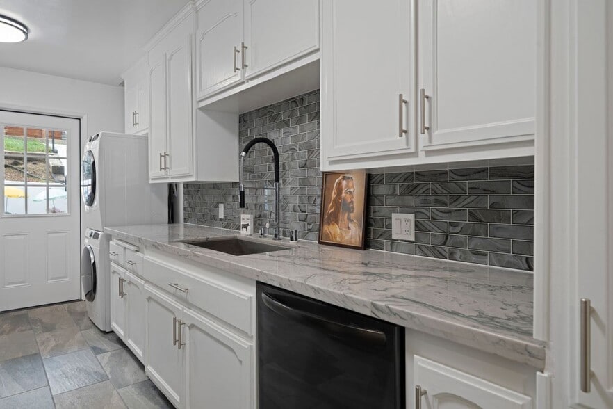 Building Photo - 22123 Main St