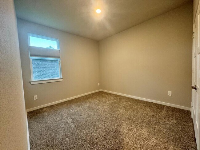 Building Photo - 14273 Lake Lodge Dr