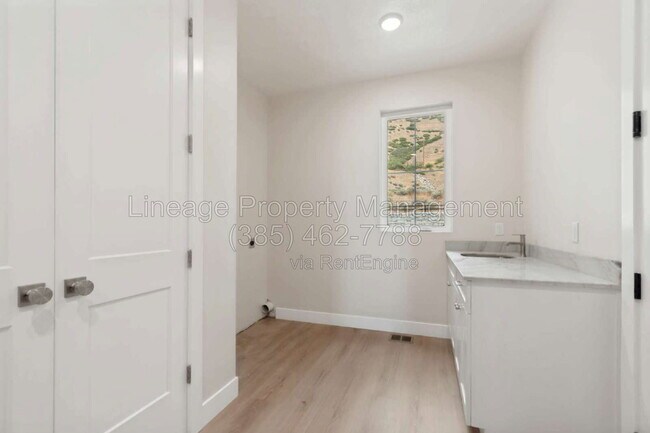 Building Photo - 707 N 1540 E