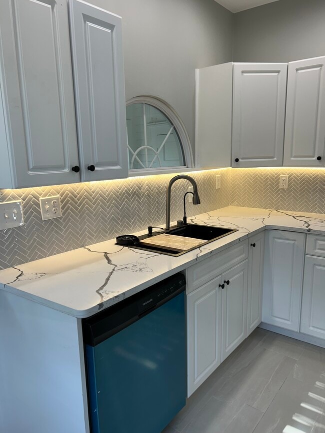 Building Photo - 72 Delaware Ave