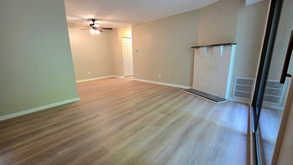 Building Photo - 705 Meadowbrook Dr