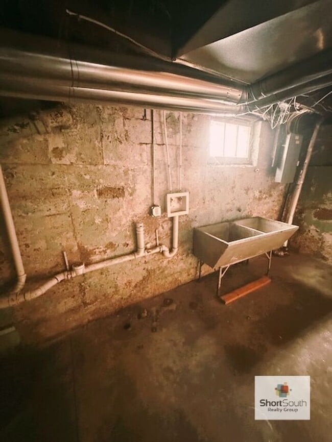 Building Photo - 3 bed 2 bath single family home with a detached 2 stall garage