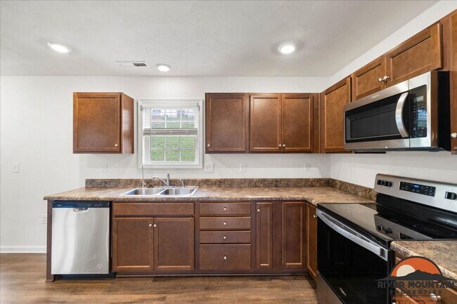 Building Photo - Spacious Three Level Home in Pembroke