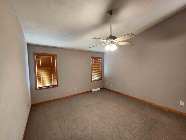 Building Photo - 4 Bedroom Greenville