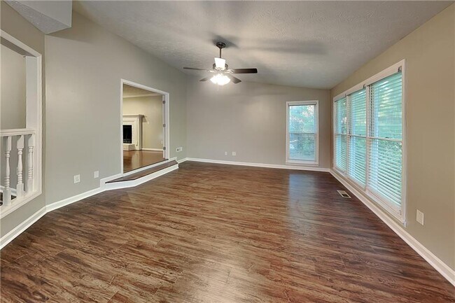 Building Photo - 2709 Hawk Dr NE