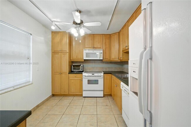 Building Photo - 3850 Oaks Clubhouse Dr