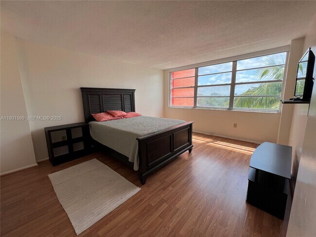 Building Photo - 1301 NE Miami Gardens Dr