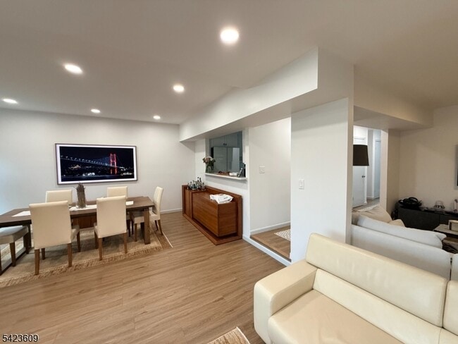 Building Photo - 22 Castle Ridge Dr