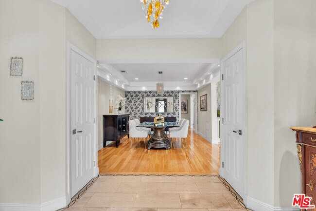 Building Photo - 326 N Doheny Dr