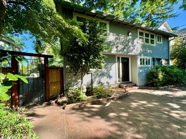 Building Photo - 839 Rio Chico Way
