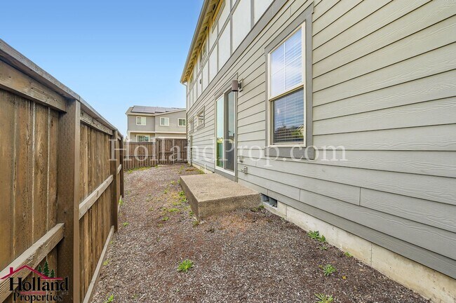 Building Photo - ** NEW PRICE ** Gorgeous 3-Bed Hillsboro Home with a Fenced Yard!