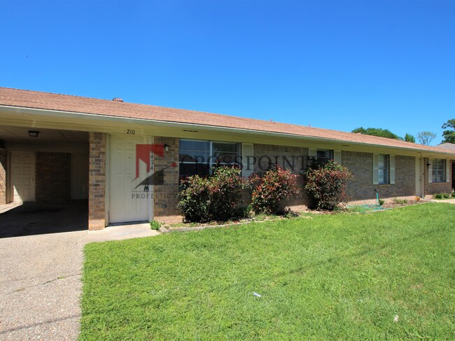 Building Photo - COMING SOON! 2 Bedroom 1 Bath Duplex in West Tyler!