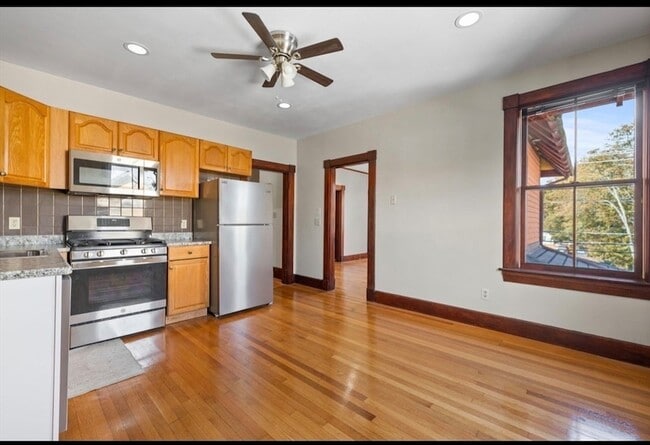 Building Photo - 118 Elm St