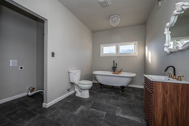 Building Photo - New 3 Bedroom 2 Bath on Stanley SW