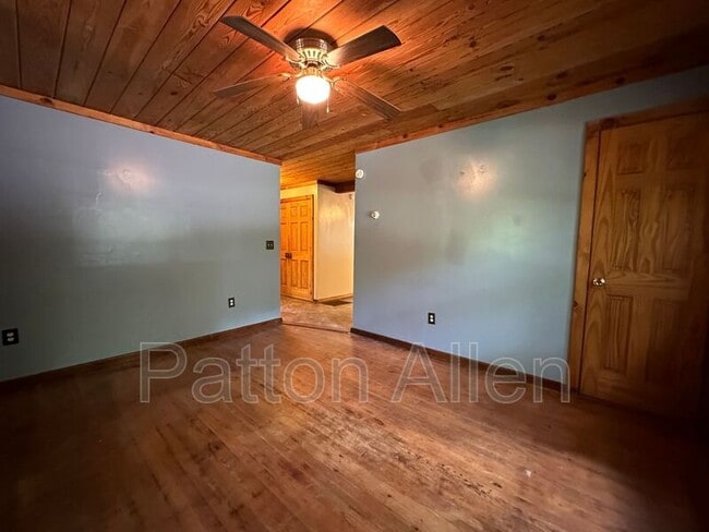 Building Photo - 267 Davis Creek Rd
