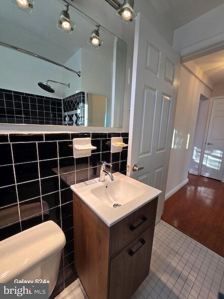 Building Photo - 6618 Boulevard View