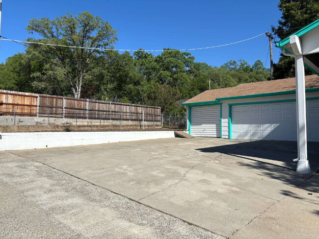Building Photo - Spacious 3-bedroom home with loads of park...
