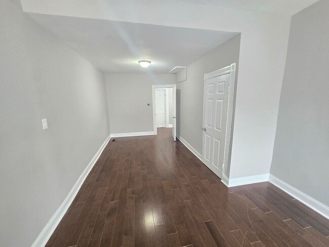 Building Photo - 402 N Curley St