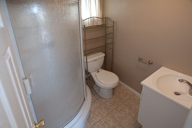 Building Photo - 4 Bedrooms and 3 Bathrooms in Winnetka