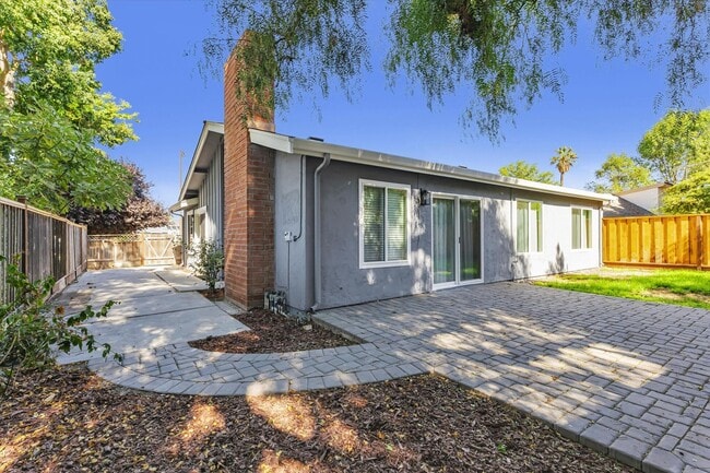 Building Photo - Updated home in Oak Grove